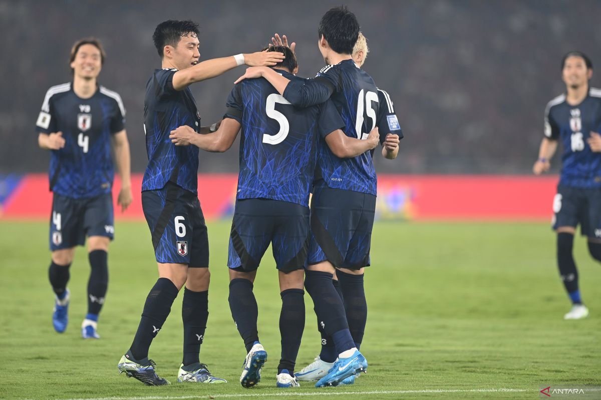 Berikut adalah beberapa alternatif judul untuk "Jepang ditahan imbang tanpa gol oleh Arab Saudi":

1. "Jepang dan Arab Saudi Berbagi Poin dalam Laga Tanpa Gol"
2. "Pertandingan Sengit: Jepang Terikat 0-0 Melawan Arab Saudi"
3. "Jepang Gagal Menang, Arab Saudi Berhasil Pertahankan Imbang"
4. "Jepang dan Arab Saudi Berakhir Tanpa Gol dalam Pertarungan Ketat"
5. "Skor Kacamata: Jepang Tak Berdaya Menghadapi Arab Saudi"
6. "Laga Tanpa Gol: Jepang Ditahan Arab Saudi di Kandang"
7. "Jepang dan Arab Saudi Tunda Kemenangan dengan Skor 0-0"
8. "Kendati Menguasai Pertandingan, Jepang Hanya Mampu Imbang Melawan Arab Saudi"

Silakan pilih atau modifikasi salah satu dari judul di atas sesuai kebutuhan!