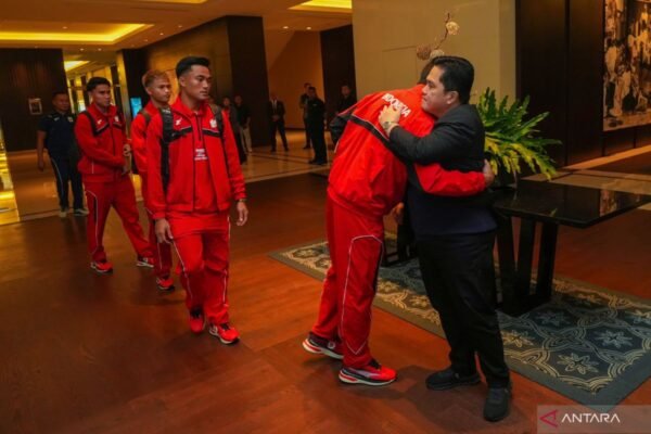 Sure! Here are some alternative titles for "Prediksi Susunan Pemain Timnas Indonesia vs Australia":

1. "Perkiraan Line-Up Timnas Indonesia Menghadapi Australia"
2. "Analisis Susunan Pemain Indonesia vs Australia"
3. "Simulasi Formasi Timnas Indonesia Melawan Australia"
4. "Proyeksi Starting XI Timnas Indonesia vs Timnas Australia"
5. "Taktik dan Susunan Pemain Indonesia dalam Pertandingan Melawan Australia"
6. "Prediksi Formasi Pertandingan Indonesia vs Australia"
7. "Estimasi Line-Up Timnas Indonesia untuk Laga Melawan Australia"
8. "Strategi dan Susunan Pemain Indonesia vs Australia: Sebuah Prediksi"

Feel free to choose any of these or let me know if you need more options!