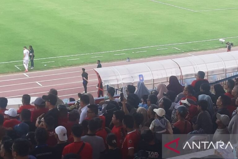 Pratama Arhan Mengawasi Pertandingan Semen Padang Kontra Persik