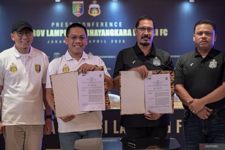 Berikut adalah beberapa alternatif judul untuk artikel tentang klub-klub yang mengganti nama dan domisili, termasuk Bhayangkara dan Persikas:

1. "Transformasi Klub Sepak Bola: Bhayangkara dan Persikas Berganti Nama dan Domisili"
2. "Perubahan Signifikan: Tujuh Klub Sepak Bola, Termasuk Bhayangkara dan Persikas, Ganti Nama dan Lokasi"
3. "Guncangan di Dunia Sepak Bola: Bhayangkara dan Persikas Ikut Dalam Pergantian Nama dan Domisili"
4. "Langkah Baru: Tujuh Klub Sepak Bola, Bhayangkara dan Persikas Termasuk, Mengubah Nama dan Domisili"
5. "Evolusi Identitas: Bhayangkara dan Persikas Pimpin Perubahan Nama dan Domisili Tujuh Klub"
6. "Mengganti Wajah: Bhayangkara, Persikas, dan Tujuh Klub Sepak Bola Lainnya Berubah Nama dan Domisili"
7. "Rebranding Klub Sepak Bola: Bhayangkara dan Persikas di Tengah Perubahan Nama dan Domisili"

Moga salah satu judul di atas sesuai dengan kebutuhan Anda!