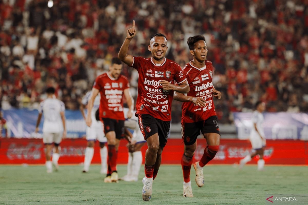 Bali United Perpanjang Kontrak Rahmat dan Fitrul" 

Alternatif judul lainnya bisa berupa:
1. "Bali United Menjaga Rahmat dan Fitrul dengan Kontrak Baru"
2. "Rahmat dan Fitrul Dapat Perpanjangan Kontrak di Bali United"
3. "Bali United Resmi Perpanjang Kontrak Dua Pemain Kunci: Rahmat dan Fitrul"
4. "Kontrak Rahmat dan Fitrul Diperpanjang, Bali United Pertahankan Talenta Utama