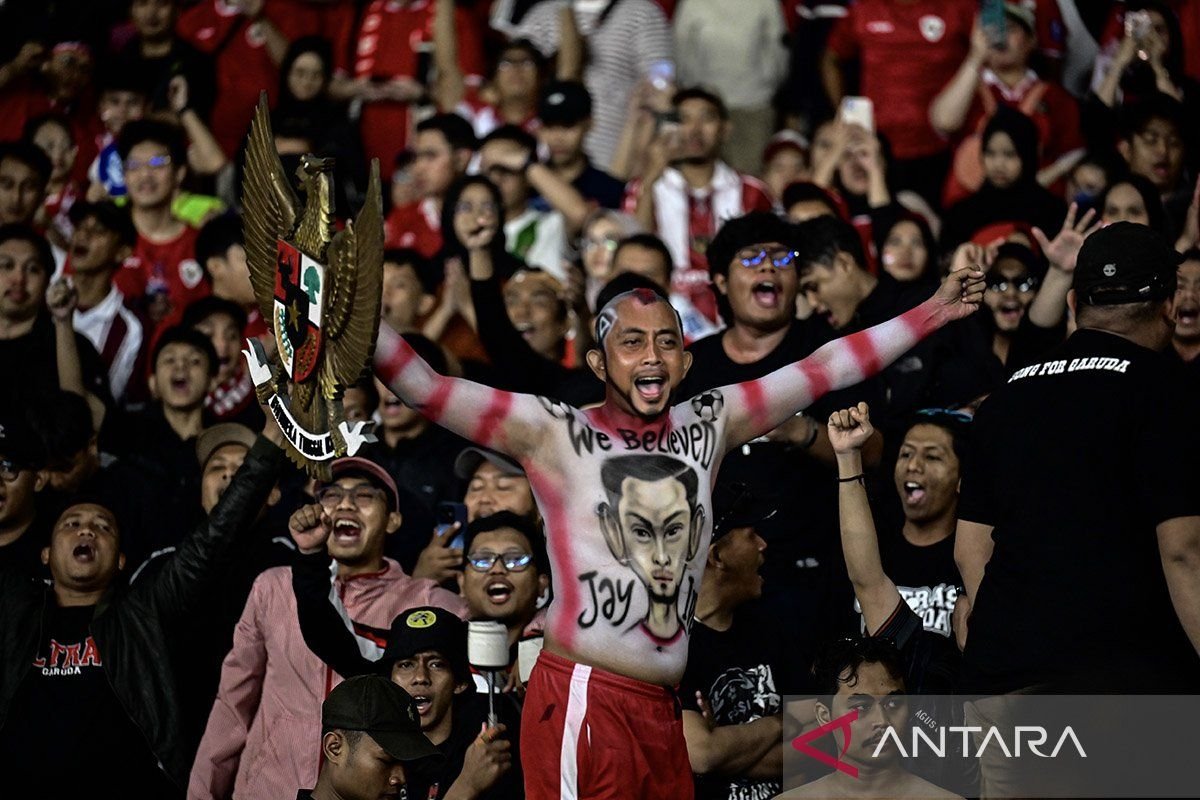 Berikut beberapa alternatif judul untuk "Timnas Indonesia di Grup B bersama Arab Saudi dan Irak":

1. "Timnas Indonesia Bergabung di Grup B dengan Arab Saudi dan Irak"
2. "Indonesia, Arab Saudi, dan Irak: Kompetisi Ketat di Grup B"
3. "Grup B: Timnas Indonesia, Arab Saudi, dan Irak Siap Berkompetisi"
4. "Perjalanan Timnas Indonesia di Grup B: Menghadapi Arab Saudi dan Irak"
5. "Timnas Indonesia Ditempatkan di Grup B Bersama Arab Saudi dan Irak"
6. "Grup B: Pertarungan Seru Timnas Indonesia Melawan Arab Saudi dan Irak"
7. "Timnas Indonesia dan Tantangan di Grup B: Bersama Arab Saudi serta Irak"
8. "Menghadapi Arab Saudi dan Irak: Timnas Indonesia di Grup B" 

Silakan memilih atau memodifikasi salah satu judul di atas sesuai kebutuhan!