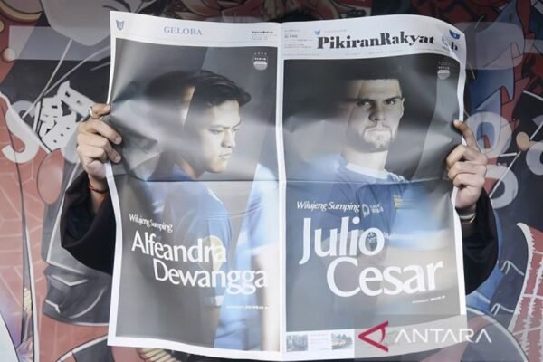 Berikut beberapa alternatif judul untuk berita mengenai rekrutmen Julio Cesar oleh Persib:

1. "Persib Sambut Julio Cesar untuk Perkuat Barisan Pertahanan"
2. "Julio Cesar Resmi Bergabung dengan Persib, Lini Belakang Semakin Kuat"
3. "Persib Incar Julio Cesar untuk Memperkokoh Sektor Pertahanan"
4. "Tambah Kekuatan, Persib Rekrut Julio Cesar untuk Lini Belakang"
5. "Julio Cesar Jadi Pilihan Persib untuk Perkuat Pertahanan Tim"
6. "Persib Dapatkan Julio Cesar untuk Menjaga Stabilitas Lini Belakang"
7. "Rekrutan Terbaru: Julio Cesar Perkuat Lini Belakang Persib"
8. "Langkah Strategis Persib: Julio Cesar Bergabung untuk Memperkuat Pertahanan" 

Semoga salah satu dari judul-judul tersebut cocok!