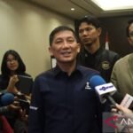 Berikut adalah beberapa alternatif judul untuk artikel tersebut:

"Persib Bandung Dikenal, Laga Pembuka I-League Batal: Ini Alasannya"
"I-League: Persib Bandung Batal Jadi Tim Pembuka, Simak Penjelasan Resminya"
"Keputusan Ulang: Persib Bandung Tak Akan Jadi Pembuka I-League, Inilah Penjelasannya"
"Persib Bandung Terpaksa Mundur dari Laga Pembuka I-League: Apa yang Terjadi?"
"Laga Pembuka I-League Tanpa Persib Bandung: Analisis dan Penjelasan"

Apakah ada yang ingin Anda kustomisasi lebih lanjut?