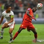 Berikut beberapa alternatif judul untuk "Bali United tahan imbang tuan rumah Persija dengan skor 1-1":

1. "Bali United dan Persija Berbagi Poin dalam Laga Seru: 1-1"
2. "Drama Imbang: Bali United Hasilkan Skor 1-1 Melawan Persija"
3. "Bali United Pertahankan Keberhasilan Imbang 1-1 di Markas Persija"
4. "Pertandingan Sengit: Bali United Akhiri Duel Dengan Persija Skor 1-1"
5. "Bali United Tahan Imbang Persija dengan Hasil 1-1 di Jakarta" 

Silakan pilih judul yang sesuai atau gunakan sebagai inspirasi!