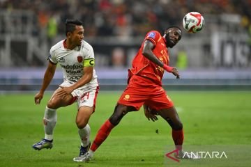 Berikut beberapa alternatif judul untuk "Bali United tahan imbang tuan rumah Persija dengan skor 1-1":

1. "Bali United dan Persija Berbagi Poin dalam Laga Seru: 1-1"
2. "Drama Imbang: Bali United Hasilkan Skor 1-1 Melawan Persija"
3. "Bali United Pertahankan Keberhasilan Imbang 1-1 di Markas Persija"
4. "Pertandingan Sengit: Bali United Akhiri Duel Dengan Persija Skor 1-1"
5. "Bali United Tahan Imbang Persija dengan Hasil 1-1 di Jakarta" 

Silakan pilih judul yang sesuai atau gunakan sebagai inspirasi!